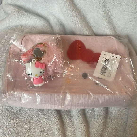 NWT’s Sanrio Hello Kitty Pink Bow Cosmetic Pouch with Pom Charm Keychain - Picture 9 of 9